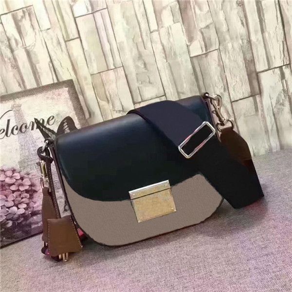 women luxurys designers bags 2021g g45with structural sense of small3189 shoulder bag oblique satchel ock wide strap design leisure and fash
women luxurys designers bags 2021g g45with structural sense of small3189 shoulder bag oblique satchel ock wide strap design leisure and fash