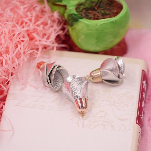 2 шт. искусственная кожа цветы цветы tassels fringe diy beychain серьги изготовления занавес швейные аксессуары сумка автомобильные подвески
2 шт. искусственная кожа цветы цветы tassels fringe diy beychain серьги изготовления занавес швейные аксессуары сумка автомобильные подвески