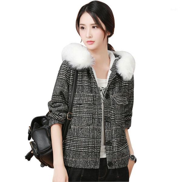 2020 short woolen coats women winter plaid loose coats long sleeve hooded fur collar thick woolen jacket female outwear1, Black
2020 short woolen coats women winter plaid loose coats long sleeve hooded fur collar thick woolen jacket female outwear1, Black