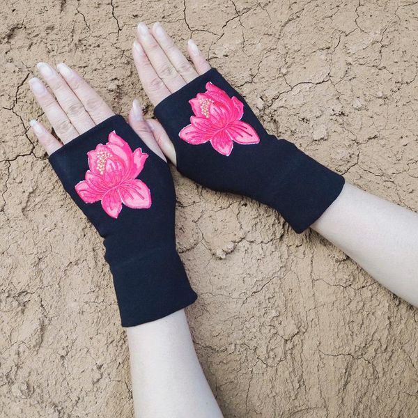 five fingers gloves women half finger fashion embroidery flower winter warm soft thickening knit mittens plush thick fingerless, Blue;gray
five fingers gloves women half finger fashion embroidery flower winter warm soft thickening knit mittens plush thick fingerless, Blue;gray