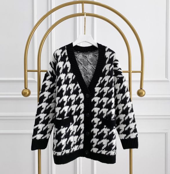 1110 2020 autumn brand same style regular white v neck hig quality kint sweater cardigan button women clothes, White;black
1110 2020 autumn brand same style regular white v neck hig quality kint sweater cardigan button women clothes, White;black