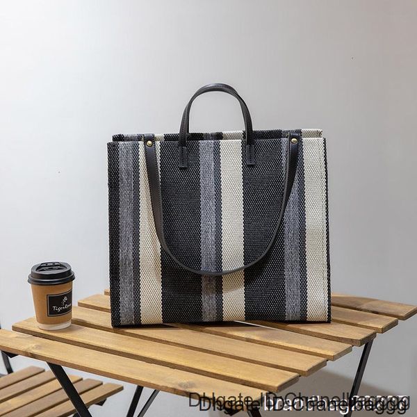 2019 ma'am portable briefcase woman hit color concise single shoulder messenger canvas bale temperament goddess handbags luxury bag
2019 ma'am portable briefcase woman hit color concise single shoulder messenger canvas bale temperament goddess handbags luxury bag