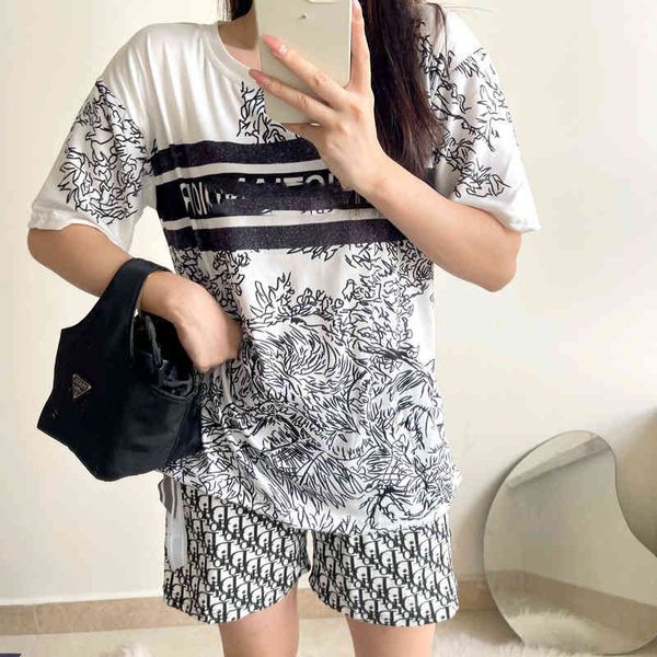 2022 factory wholesale new summer loose ink print short sleeve t-shirt + wide leg shorts two piece trendy suit women, Gray 
2022 factory wholesale new summer loose ink print short sleeve t-shirt + wide leg shorts two piece trendy suit women, Gray