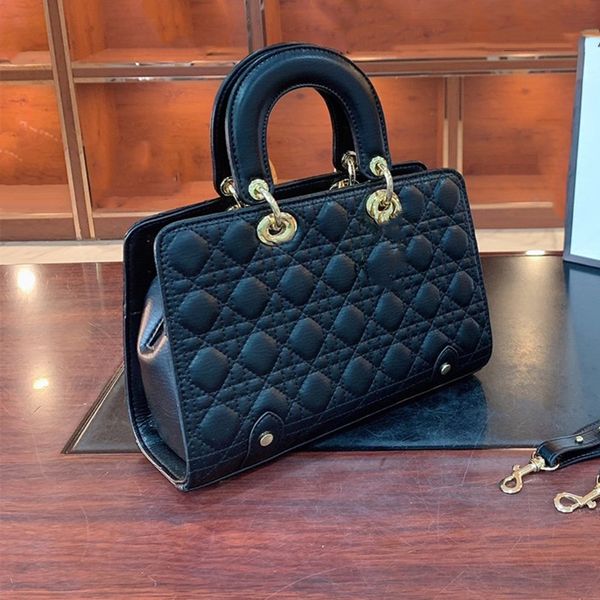 2020 new luxury original single fashion design soft leather portable shoulder bag casual commuter messenger bag ing, Black
2020 new luxury original single fashion design soft leather portable shoulder bag casual commuter messenger bag ing, Black