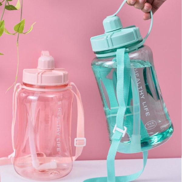 1.5 / 2l большая емкость пластиковая бутылка воды с ремешком портативной космической спортивной бутылкой с веревкой студенческая утечка кубо
1.5 / 2l большая емкость пластиковая бутылка воды с ремешком портативной космической спортивной бутылкой с веревкой студенческая утечка кубо