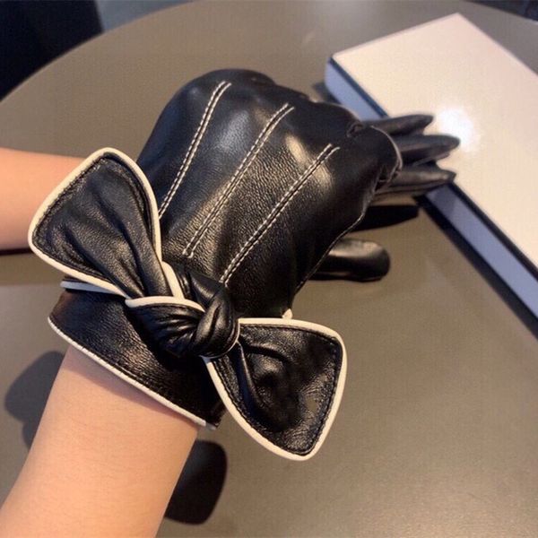 2020 new high-grade sheepskin gloves are 100% imported sheepskin leather, delicate and soft cashmere, warm inside and delivery, Blue;gray
2020 new high-grade sheepskin gloves are 100% imported sheepskin leather, delicate and soft cashmere, warm inside and delivery, Blue;gray