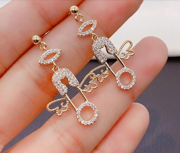 2020 the new full of fun pins, angel wings, gold earrings, tassels, parties, shopping, trips and ps 395, Golden;silver
2020 the new full of fun pins, angel wings, gold earrings, tassels, parties, shopping, trips and ps 395, Golden;silver