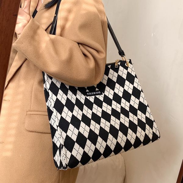 autumn and winter large capacity bag women's 2021 new high-grade sense of minority texture one shoulder lattice portable tote bag
autumn and winter large capacity bag women's 2021 new high-grade sense of minority texture one shoulder lattice portable tote bag