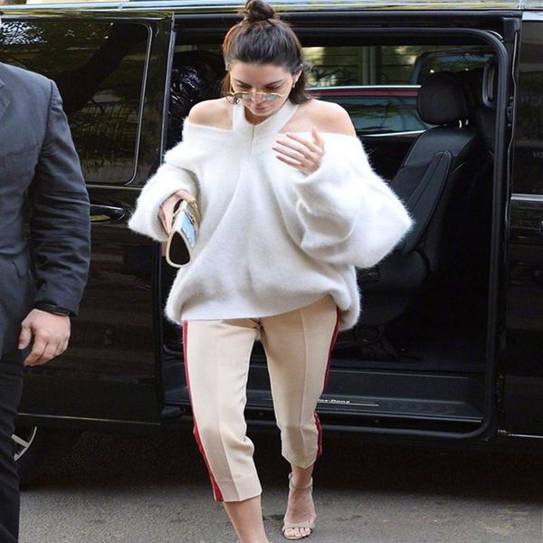 fashion oversize women's sweater white pure color woolen knitwear open-shoulder hanging neck sweater super star same clothes
fashion oversize women's sweater white pure color woolen knitwear open-shoulder hanging neck sweater super star same clothes