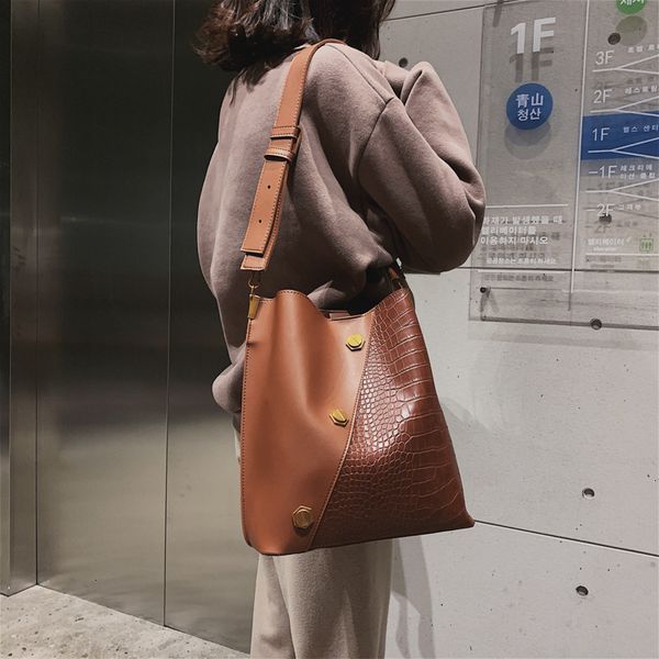 2020 new bucket bag fashion crocodile leather bag summer women's dress will be trendy and portable with one-shoulder bag
2020 new bucket bag fashion crocodile leather bag summer women's dress will be trendy and portable with one-shoulder bag