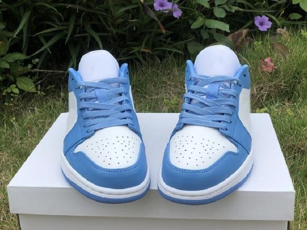 jumpman 1 low unc basketball white blue designer shoes university blue white fashion sneakers ship with box
jumpman 1 low unc basketball white blue designer shoes university blue white fashion sneakers ship with box