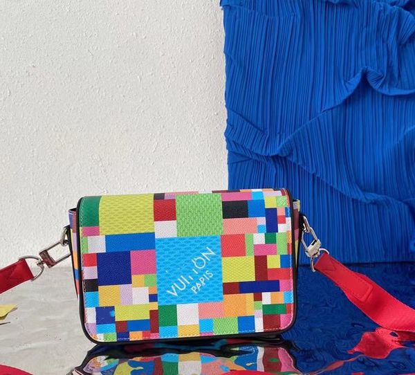 studio messenger bag colorful and simple atmosphere classic clamshell cross-body bag, Black;red
studio messenger bag colorful and simple atmosphere classic clamshell cross-body bag, Black;red