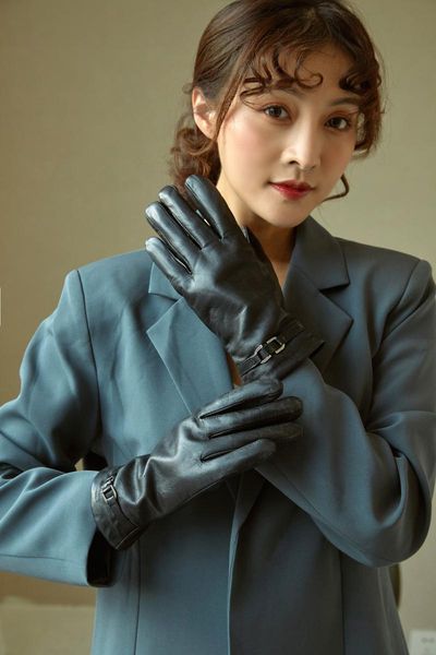 new women' gloves genuine leather winter warm fluff woman soft female fur lining riveted clasp high-quality mittens, Blue;gray
new women' gloves genuine leather winter warm fluff woman soft female fur lining riveted clasp high-quality mittens, Blue;gray