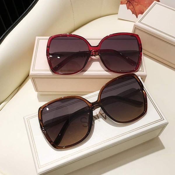 noble and elegant temperament wine red frame women's anti ultraviolet fashionable personality sunglasses show thin face, White;black
noble and elegant temperament wine red frame women's anti ultraviolet fashionable personality sunglasses show thin face, White;black