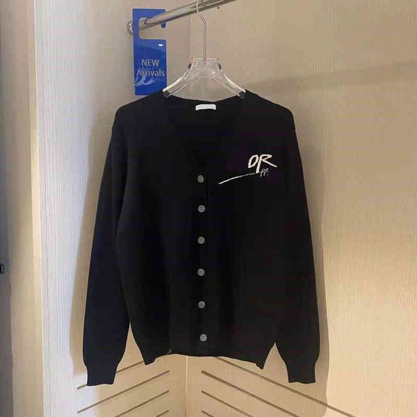 2022 factory wholesale new high version autumn fashion letter jacquard simple leisure soft breathable women's cardigan, White
2022 factory wholesale new high version autumn fashion letter jacquard simple leisure soft breathable women's cardigan, White