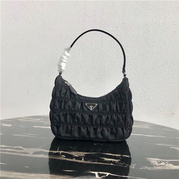 the new hobo combines classic wrinkling elements which are versatile and lightweight and can be switched at any time
the new hobo combines classic wrinkling elements which are versatile and lightweight and can be switched at any time