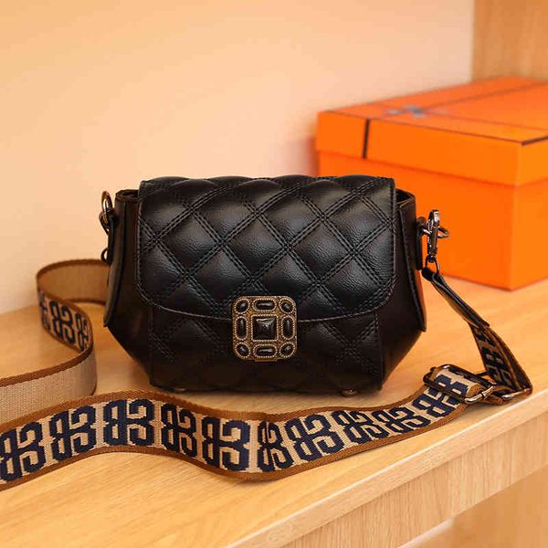 2022 factory wholesale bag female new fashion embroidered thread diagonal span ins wide shoulder belt small square bag net red foreign style
2022 factory wholesale bag female new fashion embroidered thread diagonal span ins wide shoulder belt small square bag net red foreign style