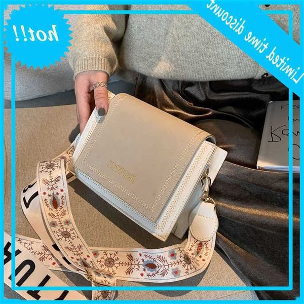 simple frosted korean versatile wide shoulder belt western style women's 2019 new small square summer messenger bag
simple frosted korean versatile wide shoulder belt western style women's 2019 new small square summer messenger bag