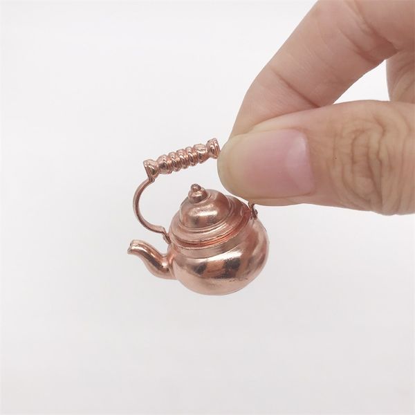 1: 12 mini doll house dollhouse pocket opening kettle model color copper lid can be opened handmade design crsm
1: 12 mini doll house dollhouse pocket opening kettle model color copper lid can be opened handmade design crsm