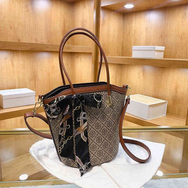 2022 latest models handbag wholesale fashion bucket high-grade printed portable ins versatile style single shoulder women's bag
2022 latest models handbag wholesale fashion bucket high-grade printed portable ins versatile style single shoulder women's bag