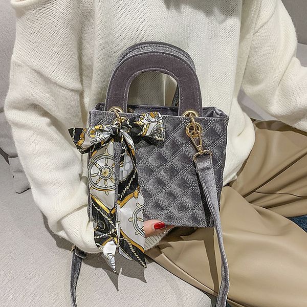 autumn and winter women's bag velvet cloth hand star's same versatile lingge trumpet hand carrying princess diana
autumn and winter women's bag velvet cloth hand star's same versatile lingge trumpet hand carrying princess diana