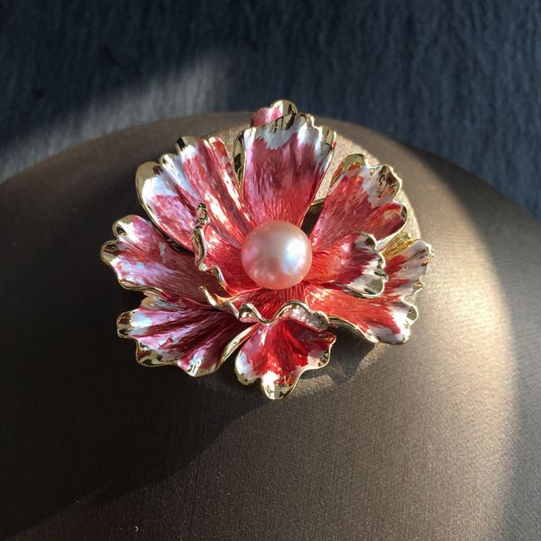 2021 new luxury flower brooches women vintage natural glossy pearl brooch pins jewelry for female wedding scarf accessories, White;black
2021 new luxury flower brooches women vintage natural glossy pearl brooch pins jewelry for female wedding scarf accessories, White;black