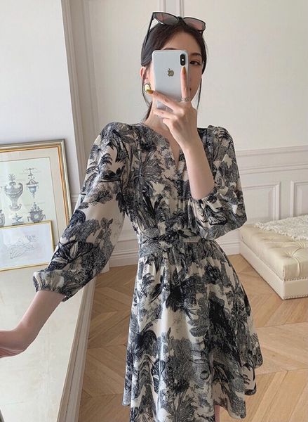 22s generation high-quality new european embroidery designer dress, elegant office women's wrinkled waist, fashionable combination prin, Black;gray
22s generation high-quality new european embroidery designer dress, elegant office women's wrinkled waist, fashionable combination prin, Black;gray