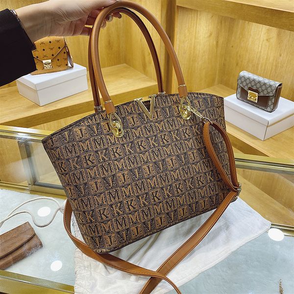 wholesale ladies leathers shoulder bags european and american popular printed handbag retro letter leather backpack large capacity contrast, Black;red
wholesale ladies leathers shoulder bags european and american popular printed handbag retro letter leather backpack large capacity contrast, Black;red