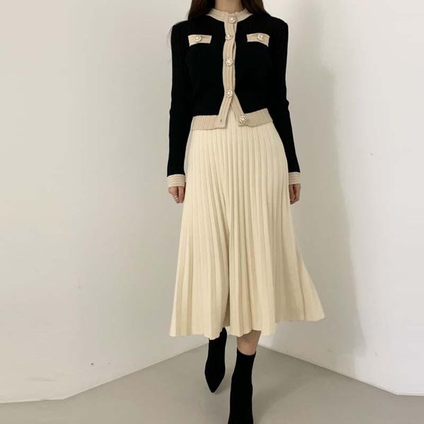 2020 new vintage ladies knitted 2 piece skirt suits sets women single breasted pearl buttons cardigan + pleated long skirt suit, Gray
2020 new vintage ladies knitted 2 piece skirt suits sets women single breasted pearl buttons cardigan + pleated long skirt suit, Gray