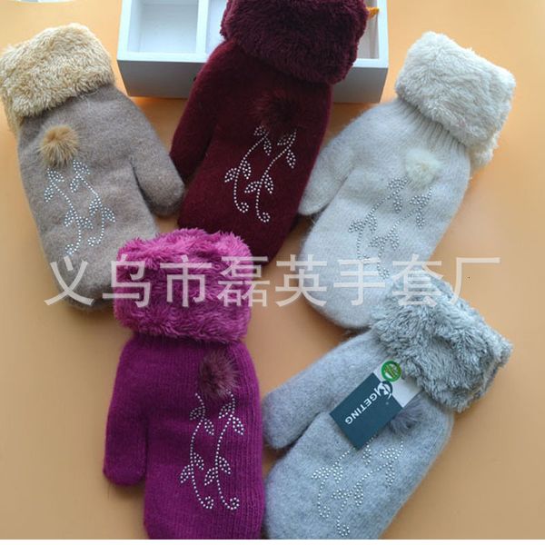 autumn and winter women's multi finger printing double layer thickened solid color plush knitted warm gloves, Blue;gray
autumn and winter women's multi finger printing double layer thickened solid color plush knitted warm gloves, Blue;gray