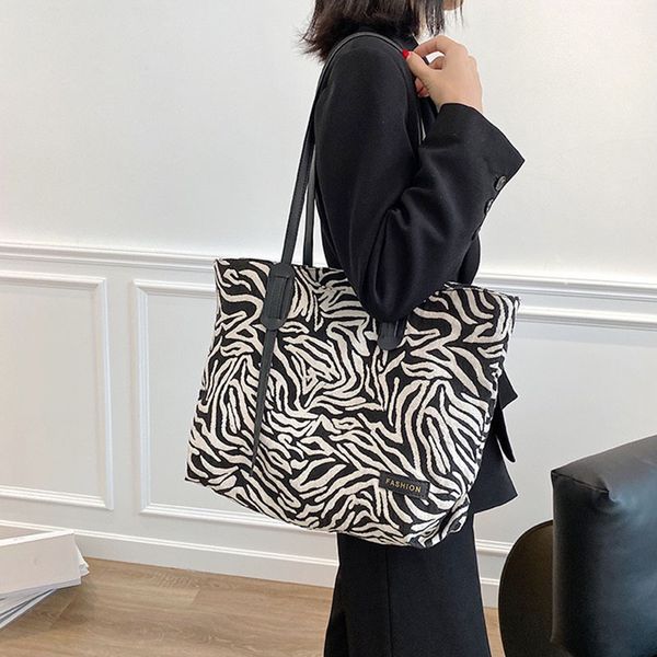 урожай zebra pattern большой емкости мягкая сумка плеча для женщин ladies холст покупки сумки дамы высокого качества вскользь tote 77627
урожай zebra pattern большой емкости мягкая сумка плеча для женщин ladies холст покупки сумки дамы высокого качества вскользь tote 77627