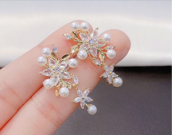 2020 the new super sparkling imitation diamond pearl five-petal flower earrings gentle and sweet 385, Golden;silver
2020 the new super sparkling imitation diamond pearl five-petal flower earrings gentle and sweet 385, Golden;silver