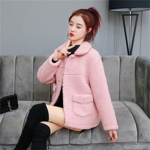 2021 new solid colour unique lapel breasted small skin size all-in-a fake lamb fleece short female winter coat thick qy0q, Black;brown
2021 new solid colour unique lapel breasted small skin size all-in-a fake lamb fleece short female winter coat thick qy0q, Black;brown