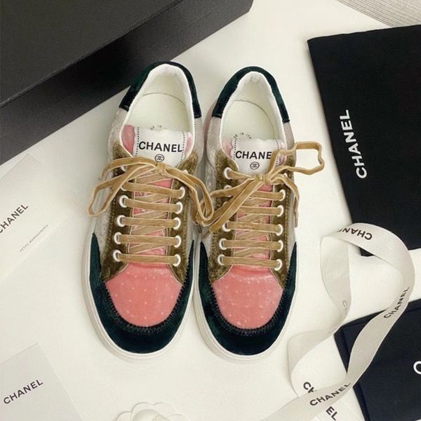 designer womens sneakers luxury apricot pink black stitching velvet letter pattern round head flat heel with box size 35-45
designer womens sneakers luxury apricot pink black stitching velvet letter pattern round head flat heel with box size 35-45