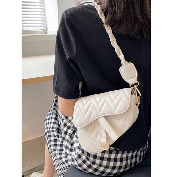 irregular retro simple messenger saddle bag braided shoulder strap western fashion underarm bags women 220302
irregular retro simple messenger saddle bag braided shoulder strap western fashion underarm bags women 220302