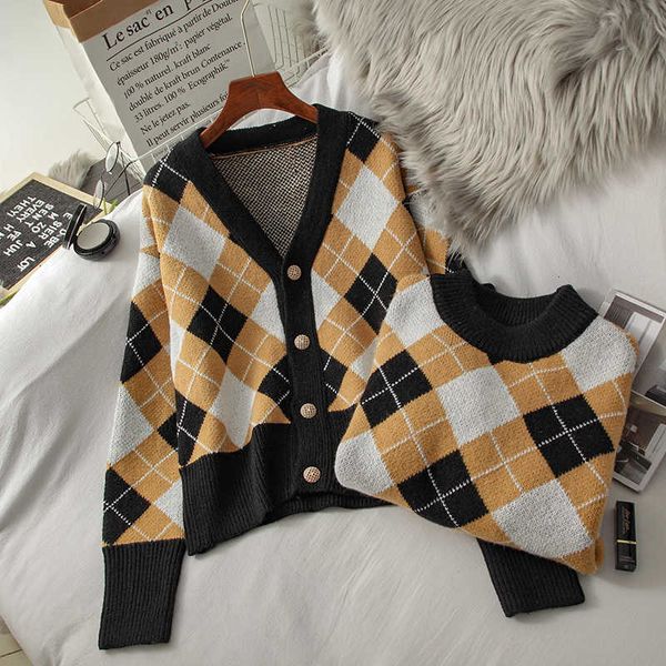 autumn and winter new korean diamond contrast color v-neck women's outer wear idle style loose sweater coat, White;black
autumn and winter new korean diamond contrast color v-neck women's outer wear idle style loose sweater coat, White;black