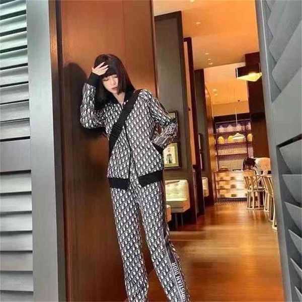 2022 factory wholesale new autumn and winter fashion old flower print leisure sports suit women's stand collar zipper coat + trousers, Gray
2022 factory wholesale new autumn and winter fashion old flower print leisure sports suit women's stand collar zipper coat + trousers, Gray