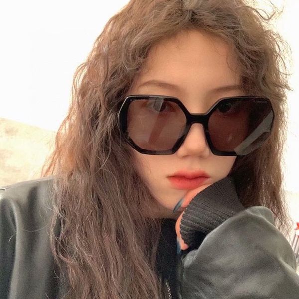 full frame one lens women sunglasses luxury designer sunglasses for women new trend anti-ultraviolet lens with box, White;black
full frame one lens women sunglasses luxury designer sunglasses for women new trend anti-ultraviolet lens with box, White;black