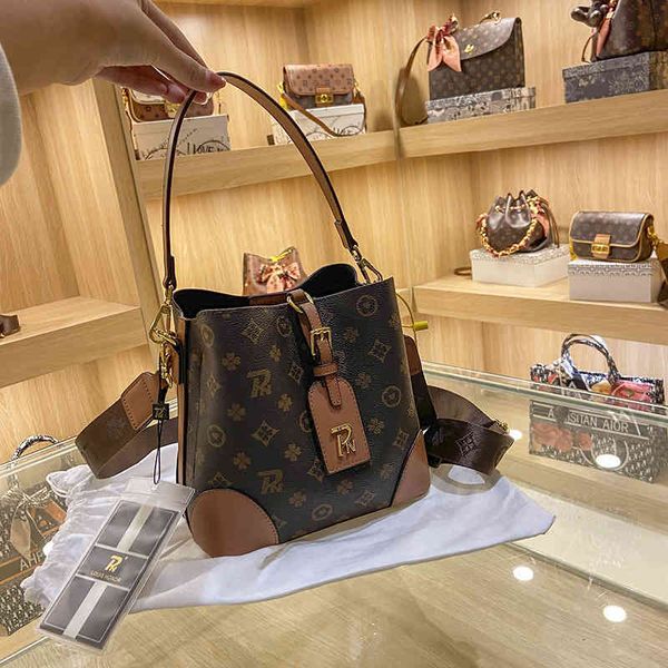 luxury designer messenger bag handbag advanced old flower bucket autumn winter chain handbag
luxury designer messenger bag handbag advanced old flower bucket autumn winter chain handbag