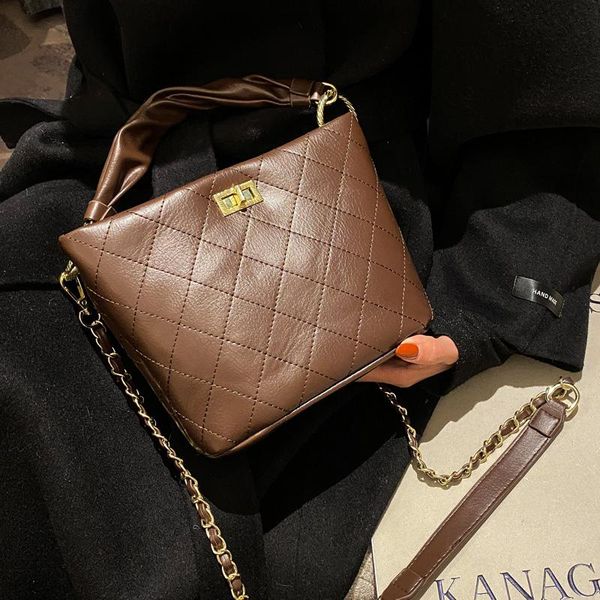 retro messenger bag 2020 new autumn and winter large capacity women's designer textured one-shoulder bucket bag
retro messenger bag 2020 new autumn and winter large capacity women's designer textured one-shoulder bucket bag