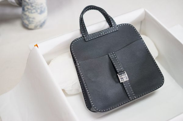 fully handmade design halzen mini bag22cm in stock with wax stitching black color fast delivery
fully handmade design halzen mini bag22cm in stock with wax stitching black color fast delivery