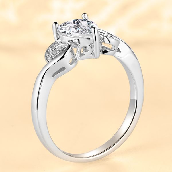 fashion tonglin european and american ring s925 sterling silver ring female simulation diamond ring drop-shaped zircon wedding jewelry
fashion tonglin european and american ring s925 sterling silver ring female simulation diamond ring drop-shaped zircon wedding jewelry
