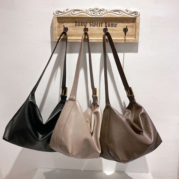 luxurys designers 2021 new japanese and soft leather shoulder large capacity versatile fashion messenger korean women's bag
luxurys designers 2021 new japanese and soft leather shoulder large capacity versatile fashion messenger korean women's bag