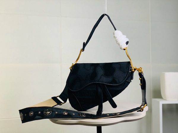 2020 new classic embroidered saddle bag letter pattern one shoulder messenger bag women's shopping handbag
2020 new classic embroidered saddle bag letter pattern one shoulder messenger bag women's shopping handbag