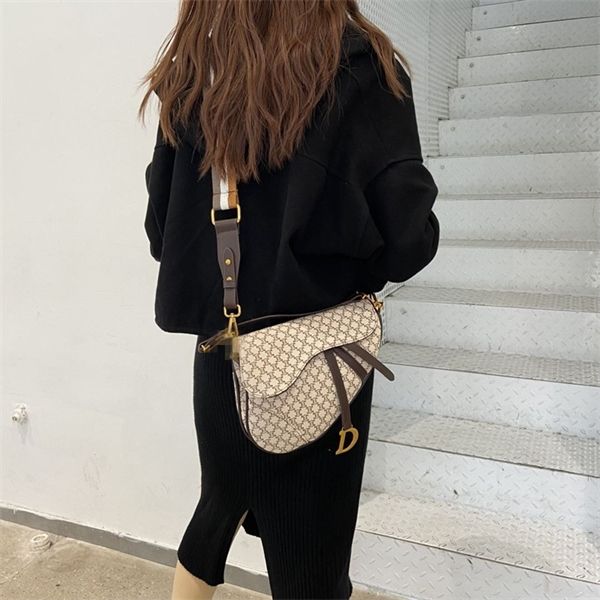 2020 new fashion saddle portable crossbar shoulder bag woman's bag bags designer purses totes handbags for women y1215
2020 new fashion saddle portable crossbar shoulder bag woman's bag bags designer purses totes handbags for women y1215