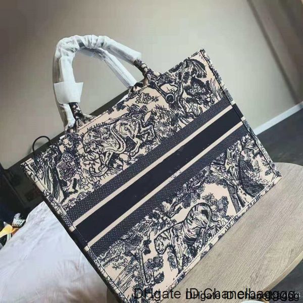 designer designs high-quality european classic lady handbag shoulder bag shopping bag, latest fabrics of the original, paris mo
designer designs high-quality european classic lady handbag shoulder bag shopping bag, latest fabrics of the original, paris mo