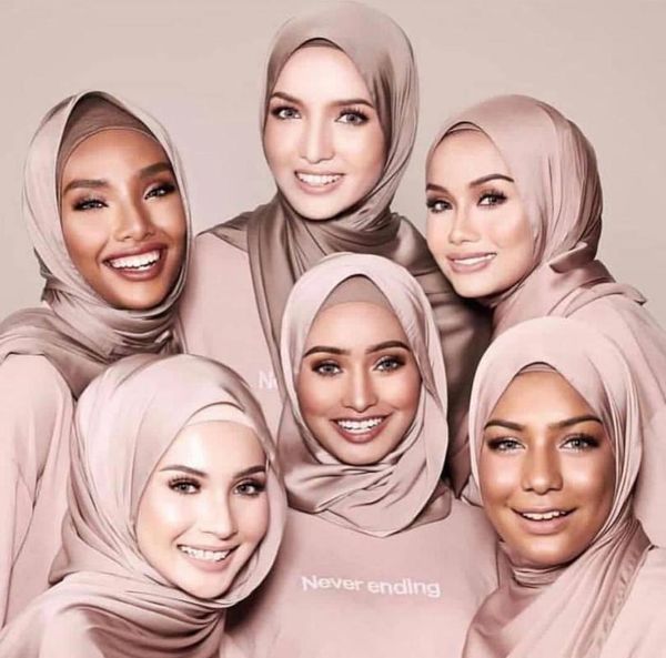 110*110 cm black women square silk scarf wraps autumn winter sjaal luxury large satin scarves muslim head scarf, Red
110*110 cm black women square silk scarf wraps autumn winter sjaal luxury large satin scarves muslim head scarf, Red