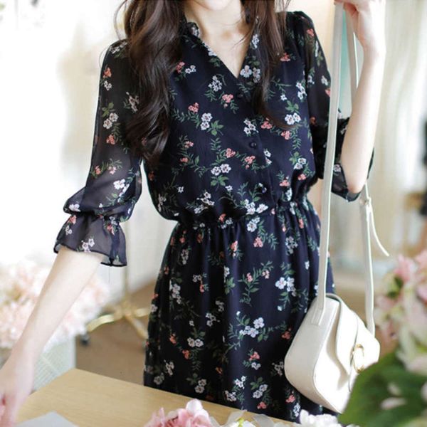 new 2020 fashion summer foreign brand style, women's temperament skirt with waist closing and thin v-neck floral dress, Black;gray
new 2020 fashion summer foreign brand style, women's temperament skirt with waist closing and thin v-neck floral dress, Black;gray