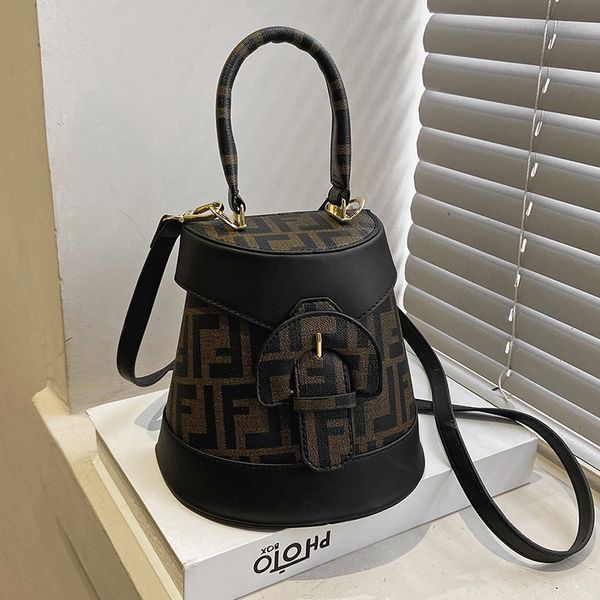 wholesale ladies shoulder bags with thicken cylinder shaped fashion bucket bag sweet and lovely printed leather handbag elegant scarves wome
wholesale ladies shoulder bags with thicken cylinder shaped fashion bucket bag sweet and lovely printed leather handbag elegant scarves wome