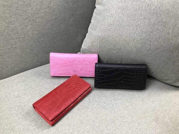 2021 new fashion standard purse famous brand designer wallet woman hand hold purse woman wallet wholesale vv44, Red;black
2021 new fashion standard purse famous brand designer wallet woman hand hold purse woman wallet wholesale vv44, Red;black